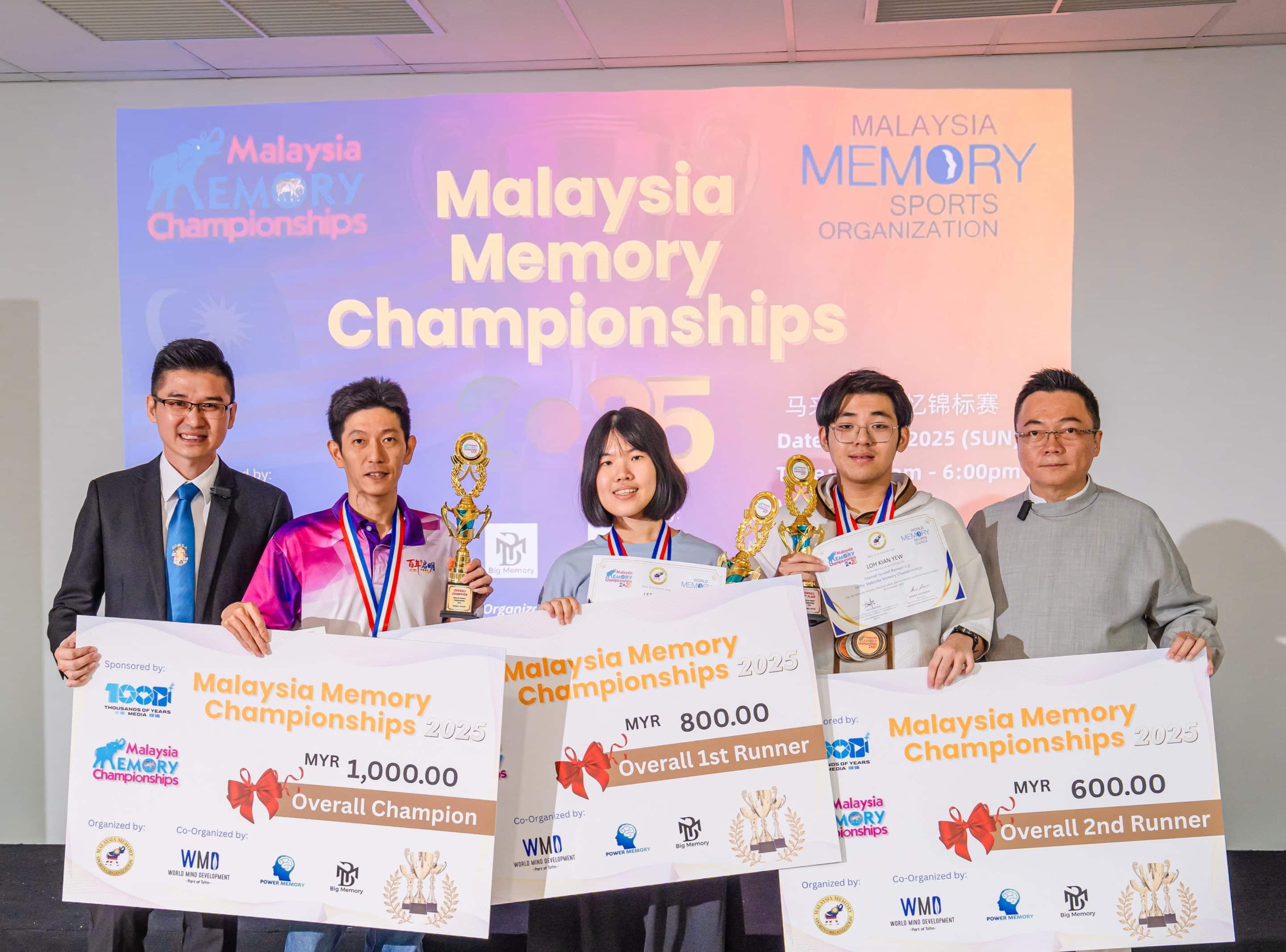 从左赵金富 孙健智 李萱 罗建佑 拿督威拉林锦成